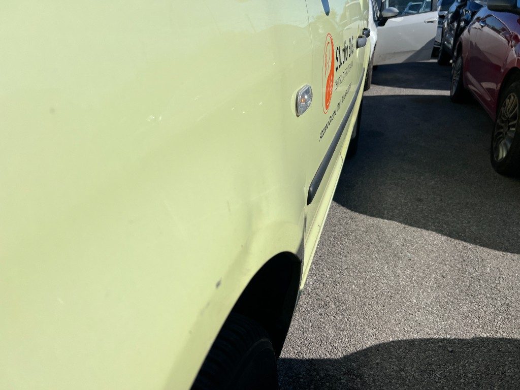 Immagine di VOLKSWAGEN Caddy 2.0 5p. BENZ/METANO 7 POSTI del 06/2006 km 389987