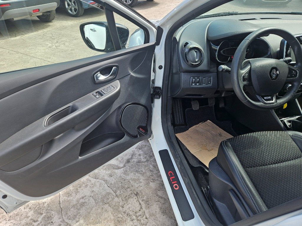 RENAULT Clio dCi 8V 90 CV 5 porte Moschino Intens - 19