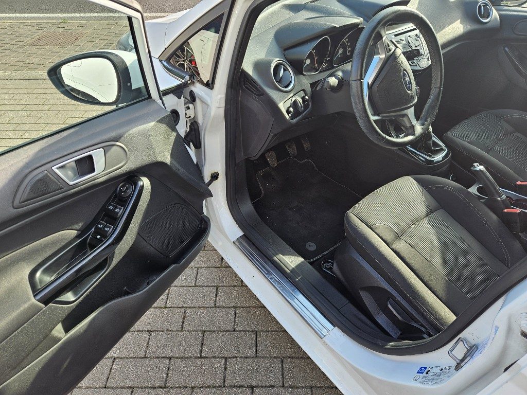 FORD Fiesta 1.5 TDCi 75CV 5 porte Titanium - 11