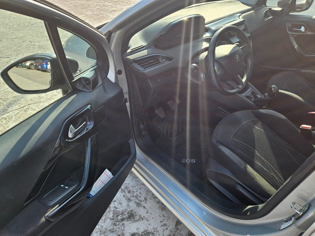 PEUGEOT 208 1.4 8V HDi 68CV 5p. Allure - 11