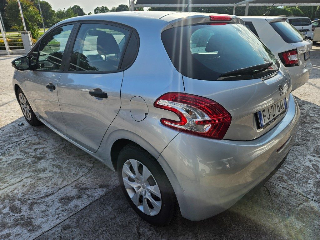 PEUGEOT 208 1.4 8V HDi 68CV 5p. Allure - 6