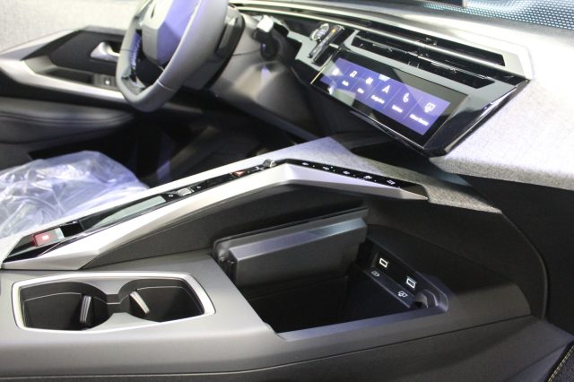 PEUGEOT 3008 1.2 HYBRID 145 E-DCS6 GT PACK PL - foto 28