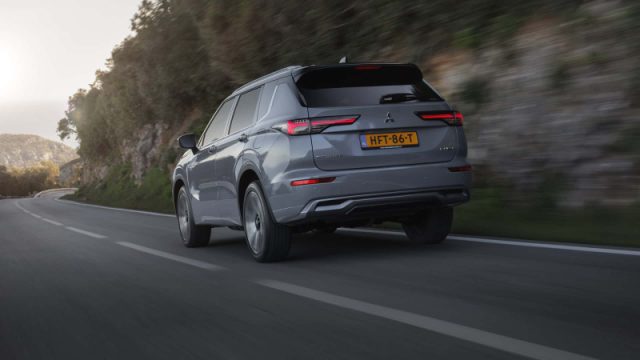 MITSUBISHI OUTLANDER 2.4L 4WD PHEV INSTYLE  4&ORDF; S - foto 4