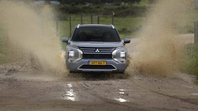 MITSUBISHI OUTLANDER 2.4L 4WD PHEV INSTYLE  4&ORDF; S - foto 5