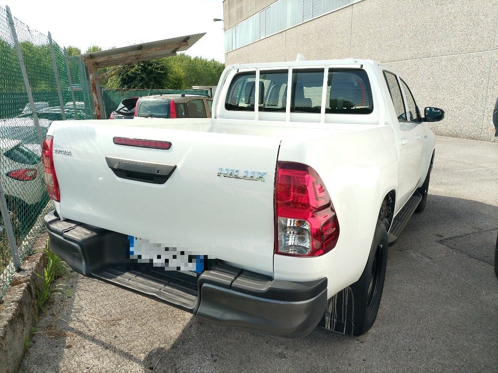 Immagine di TOYOTA Hilux 2.8 D-4D 4WD 4 porte Double Cab del 03/2026 km 3000