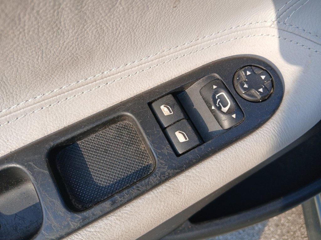 Immagine di PEUGEOT 207 1.6 VTi 120CV CC Roland Garros del 06/2008 km 146145