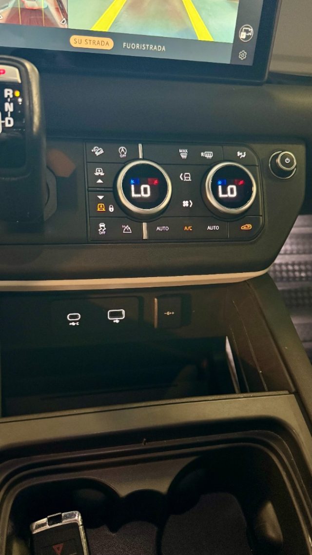 LAND ROVER DEFENDER 110 3.0D I6 250 CV AWD AUTO SE - foto 21
