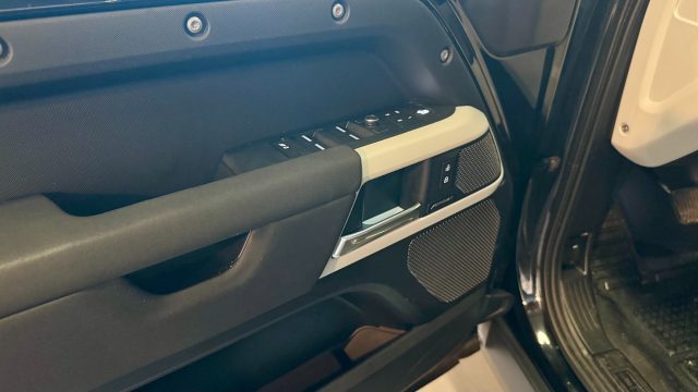 LAND ROVER DEFENDER 110 3.0D I6 250 CV AWD AUTO SE - foto 22