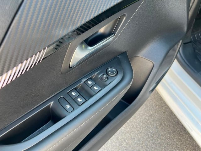PEUGEOT 208 ALLURE HYBRID 136 E-DCS6 AUTO - foto 6