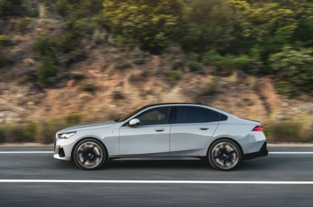 BMW 530 E SDRIVE - foto 3