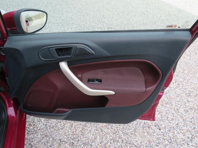 FORD FIESTA 1.4 5 PORTE BZ.- GPL TITANIUM - foto 25