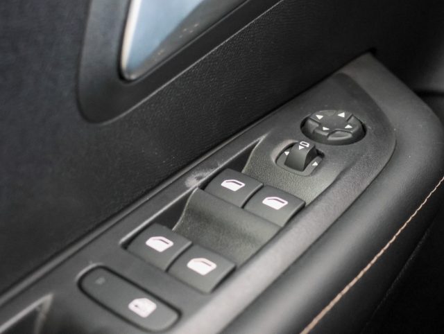 PEUGEOT 208 HYBRID 110CV E-DCS6 ALLURE *PROM - foto 22