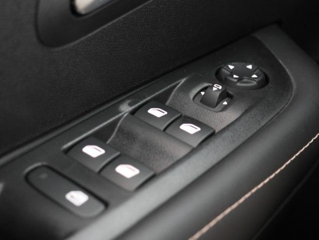 PEUGEOT 208 HYBRID 110CV E-DCS6 ALLURE *PROM - foto 25