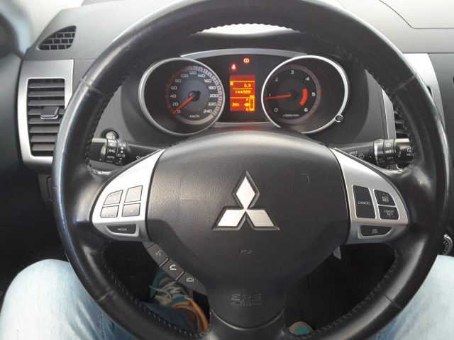 MITSUBISHI OUTLANDER 2.0 DI-D 140CV INSTYLE 4WD 7 POS - foto 7