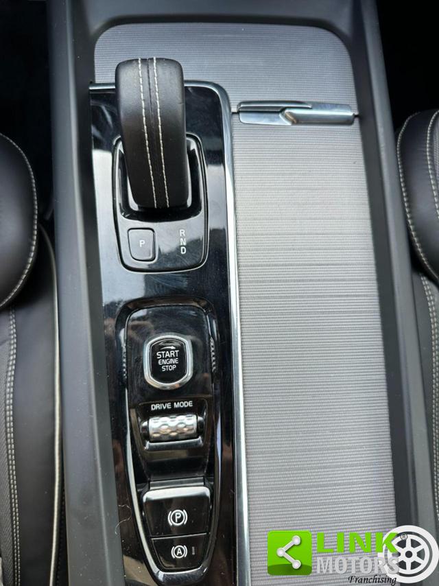 VOLVO XC60 B4 MHEV AWD GEARTRONIC R-DESIGN  - foto 13