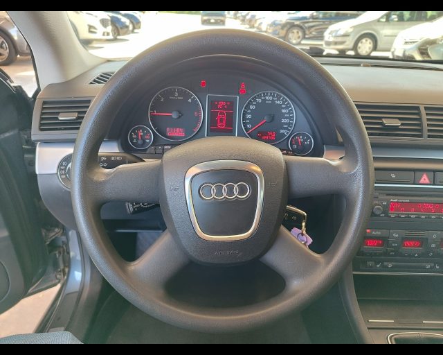 AUDI A4 1.9 TDI - foto 23