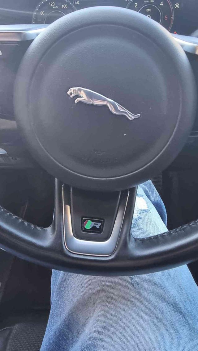 JAGUAR E-PACE 2.0D 150 CV AWD AUT. R-DYNAMIC - foto 9