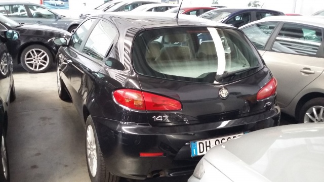 ALFA ROMEO 147 1.9 JTD (120) 5 porte Distinctive Immagine 2