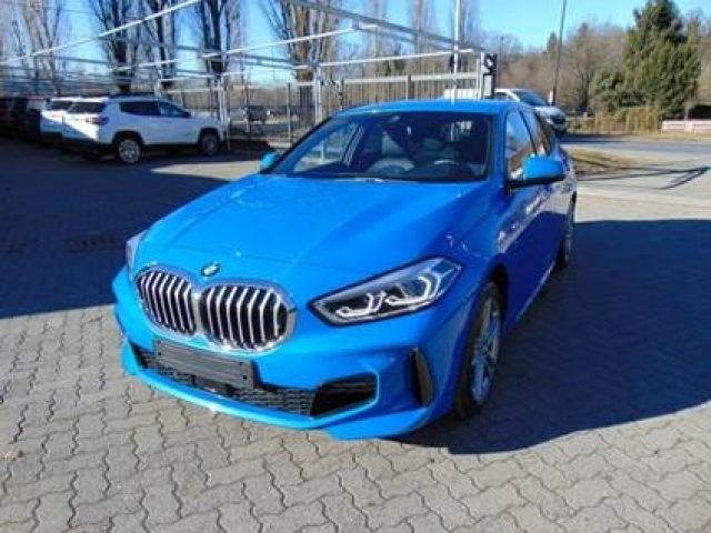 BMW 118 Blu pastello