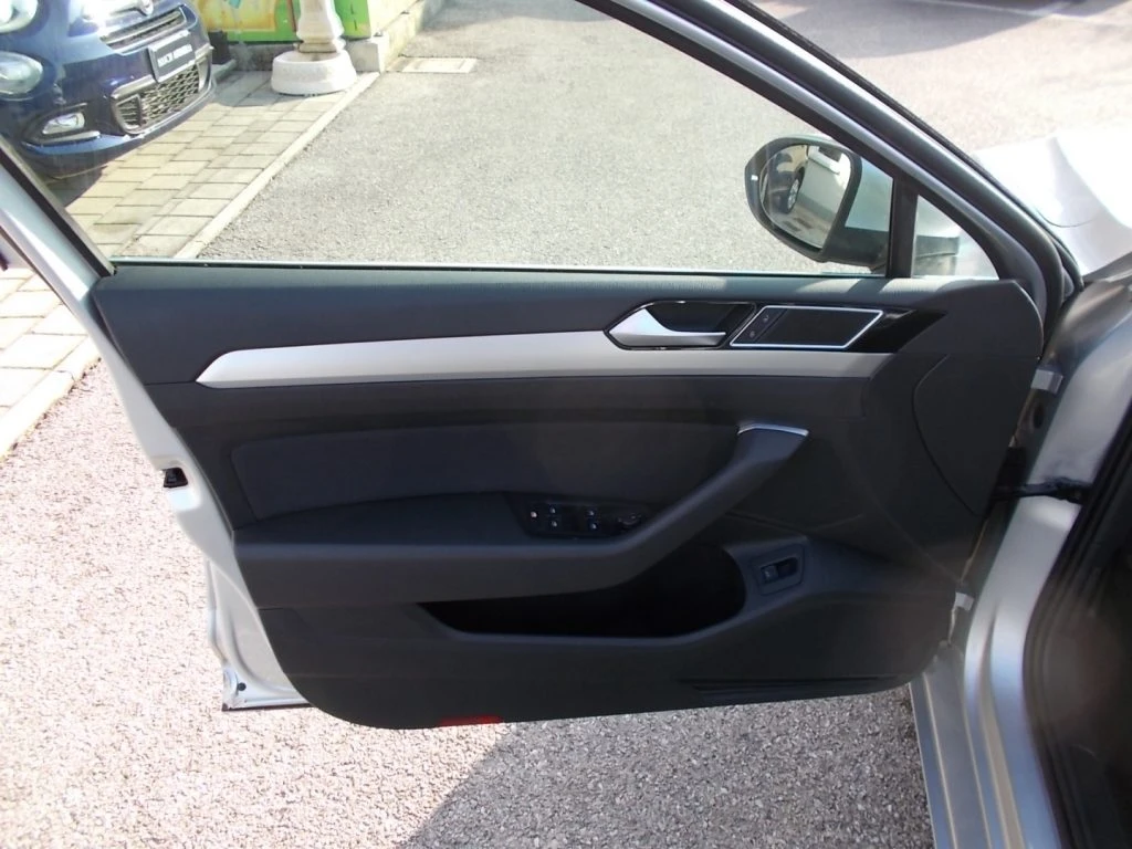 VOLKSWAGEN Passat Variant 2.0 TDI DSG Business BlueMotion Tech - 18