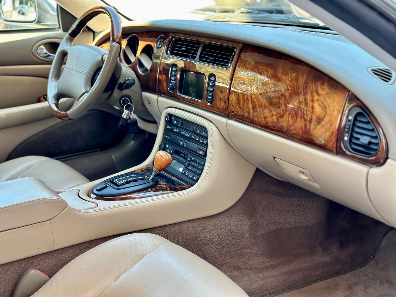 JAGUAR XK8 4.2 V8 Coupé - abitacolo-anteriore