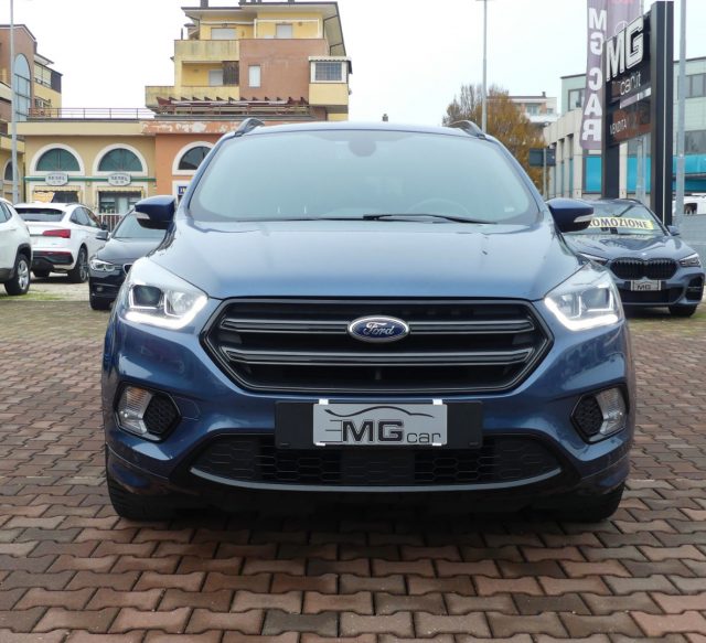 SUV Ford Kuga di seconda generazione, colore nero metallizzato