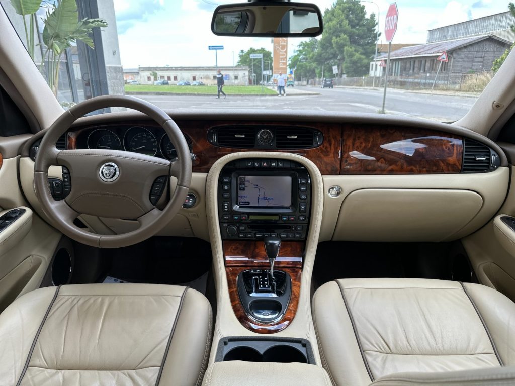 JAGUAR XJ 2.7 D V6 Sovereign - Service Book Jaguar - 8