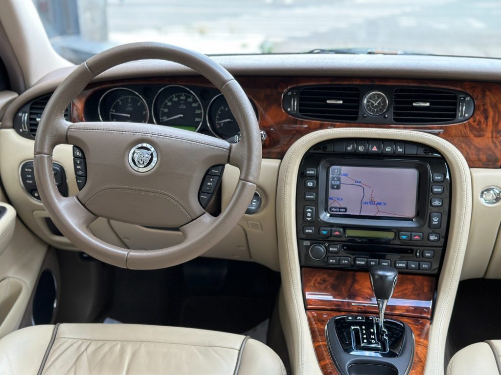 JAGUAR XJ 2.7 D V6 Sovereign - Service Book Jaguar - 25