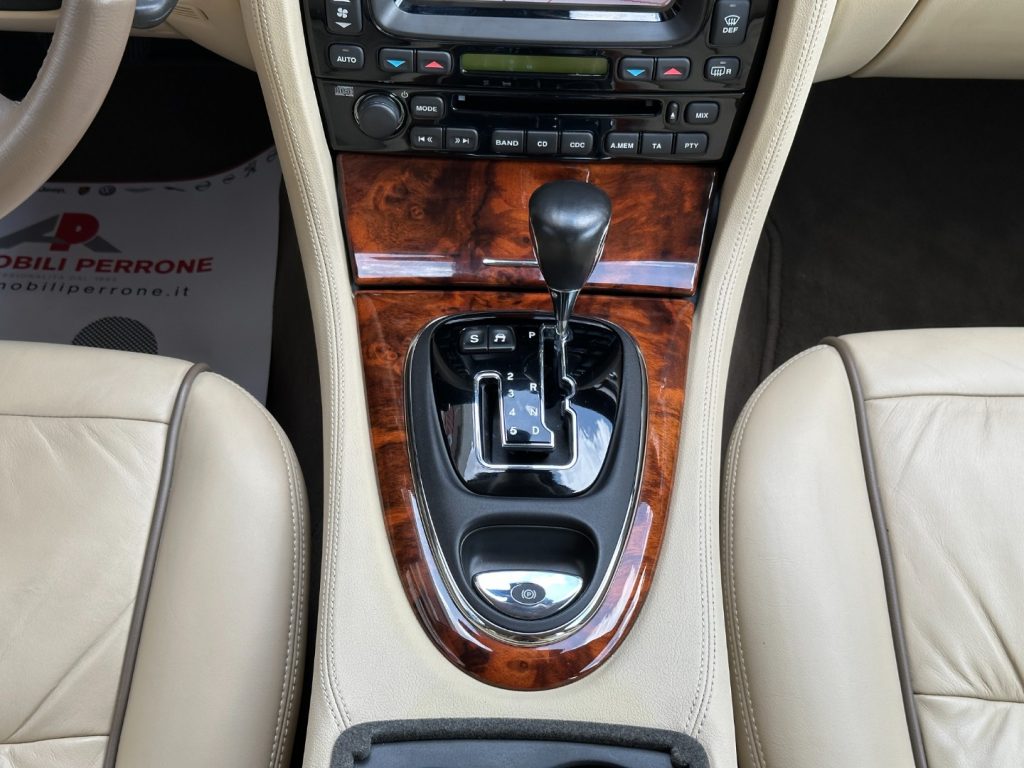 JAGUAR XJ 2.7 D V6 Sovereign - Service Book Jaguar - 27