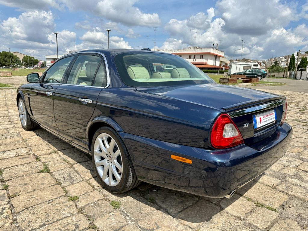 JAGUAR XJ 2.7 D V6 Sovereign - Service Book Jaguar - 13