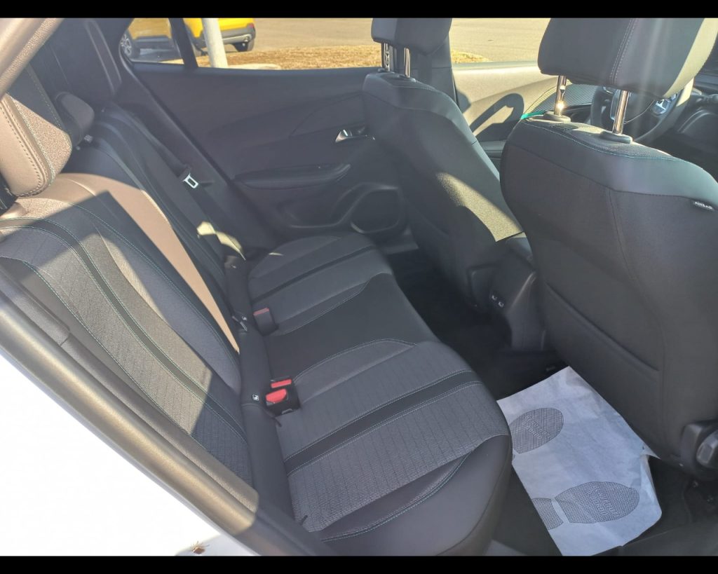 PEUGEOT 2008 e- Allure 100kW - 6