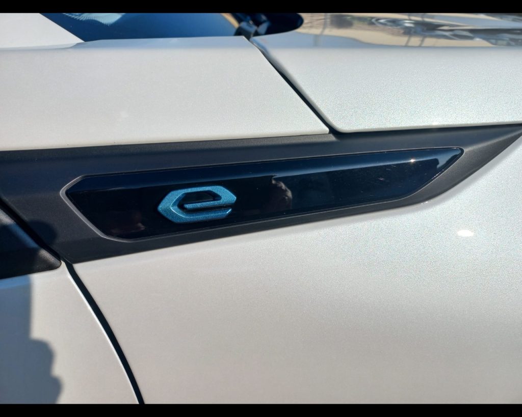 PEUGEOT 2008 e- Allure 100kW - 8