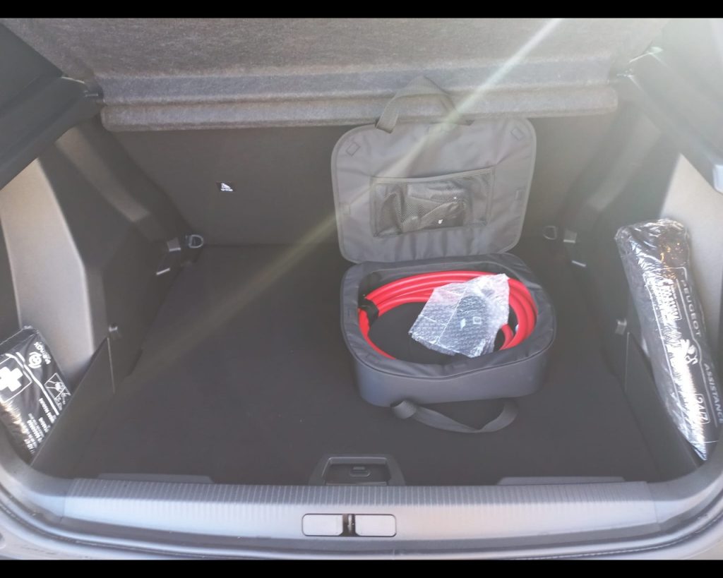 PEUGEOT 2008 e- Allure 100kW - 9