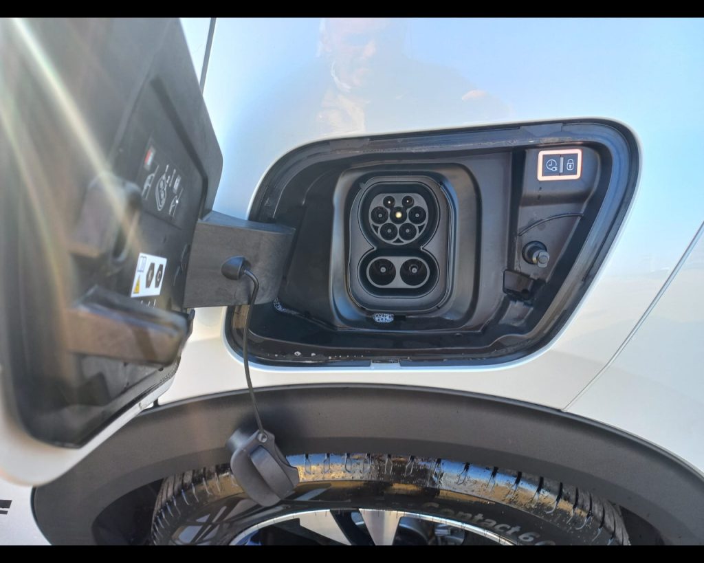 PEUGEOT 2008 e- Allure 100kW - 10