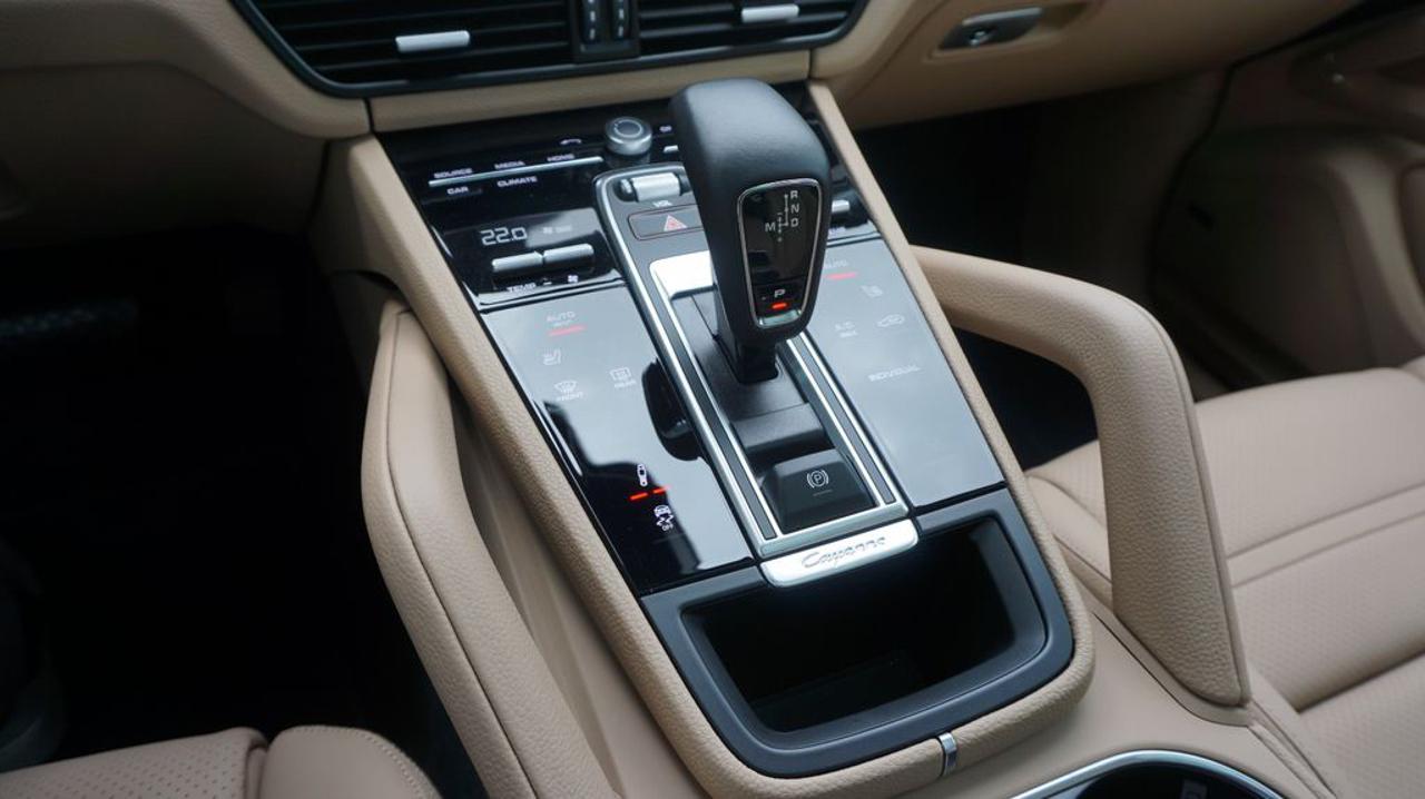 PORSCHE Cayenne Coupé 3.0 V6 E-Hybrid PLATINUM TETTO - strumenti-interni