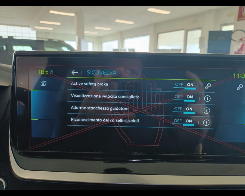 PEUGEOT 2008 e- Allure Pack 100kW - 9