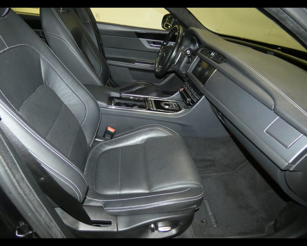 JAGUAR XF Sportbrake 2.0d i4 R-Sport 180cv auto my20 - 16