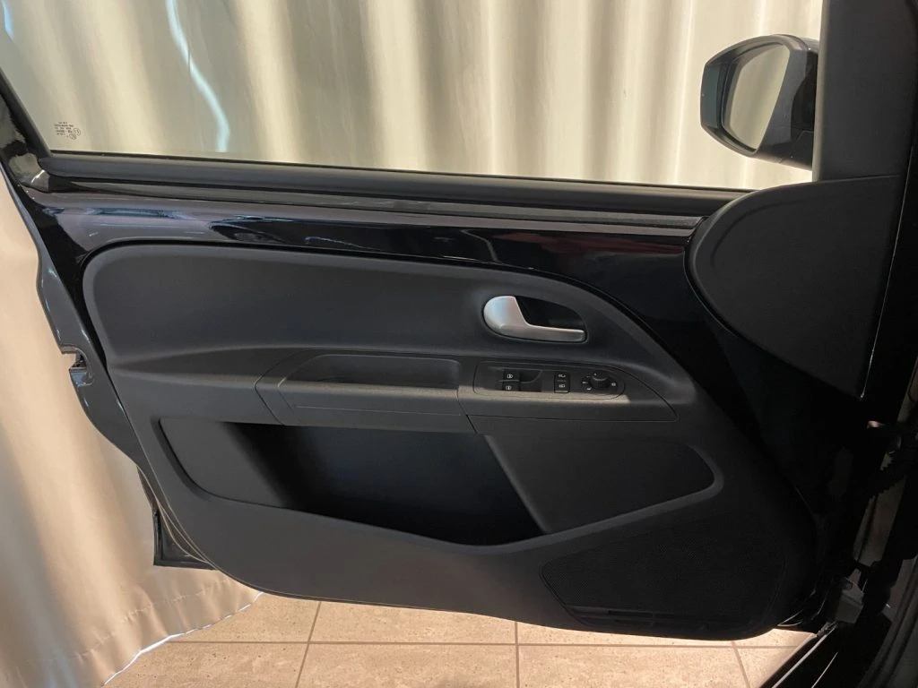 VOLKSWAGEN e-up! 82 CV NEOPATENTATI Radio Bluetooth DAB+ - 19