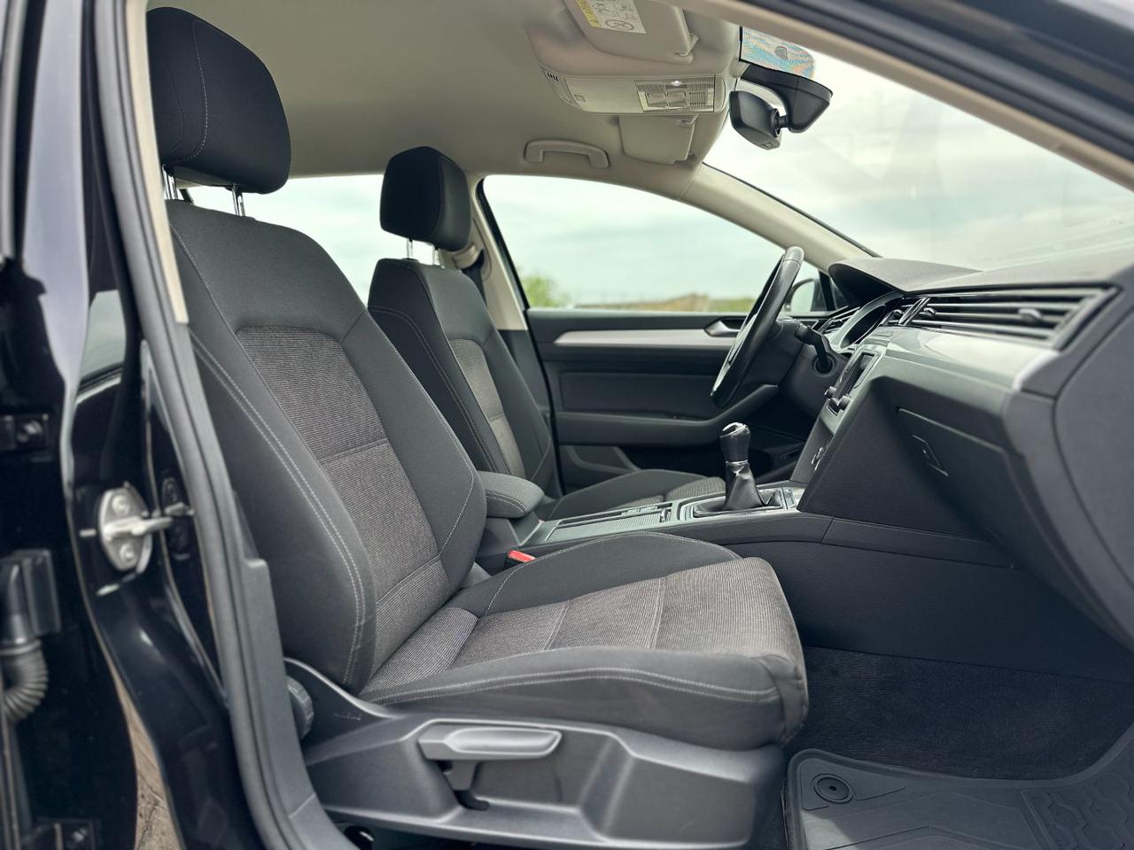 VOLKSWAGEN Passat Variant 1.6 TDI BMT 120cv (Navi/APP/BT - 8