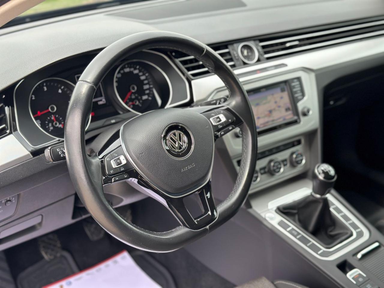 VOLKSWAGEN Passat Variant 1.6 TDI BMT 120cv (Navi/APP/BT - 17