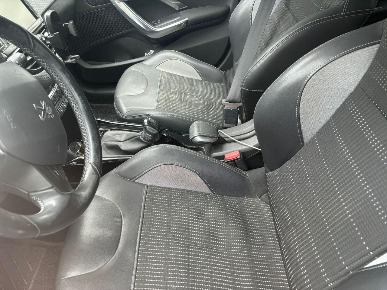 PEUGEOT 2008 BlueHDi 100 Allure - 5