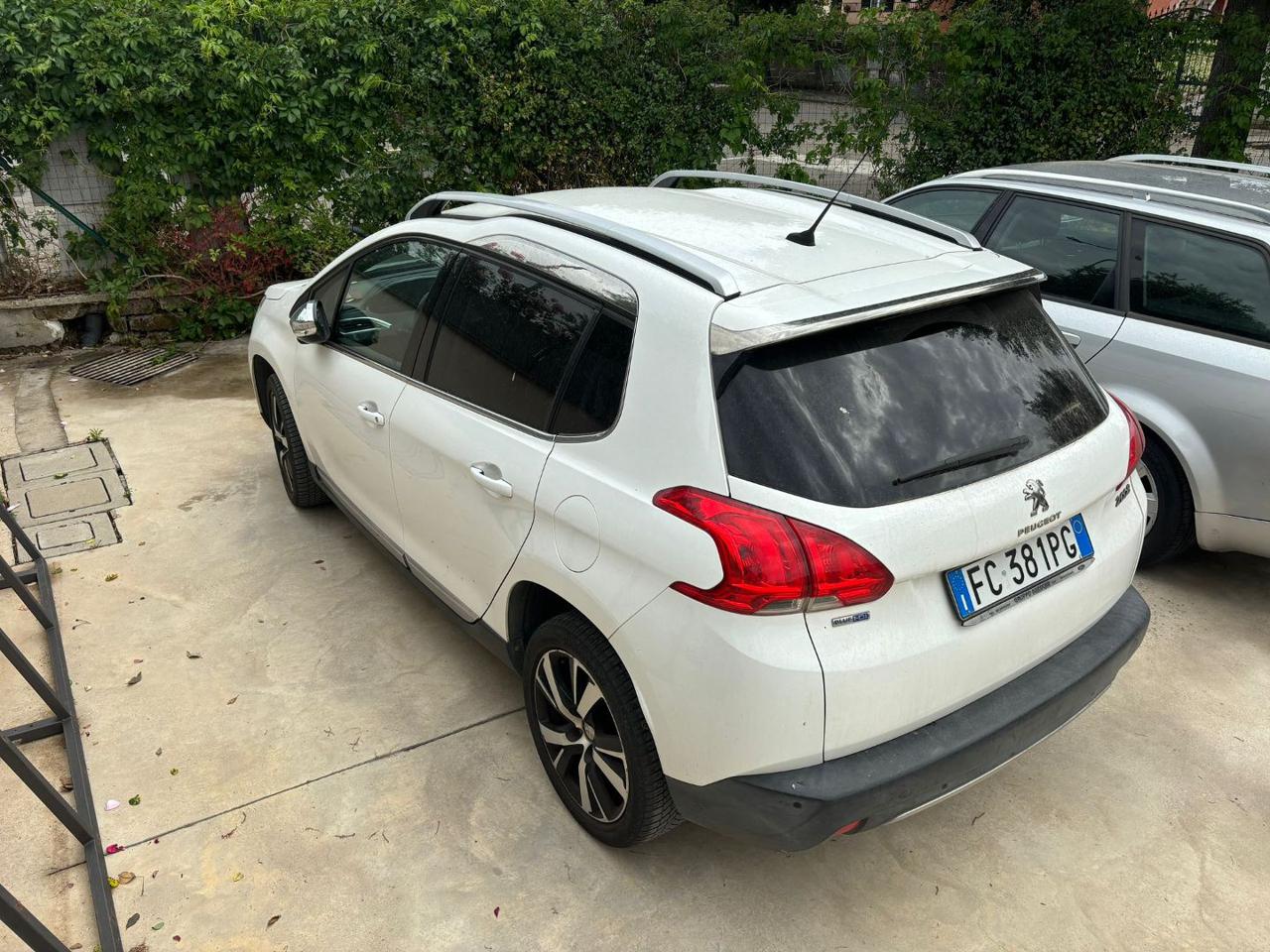 PEUGEOT 2008 BlueHDi 100 Allure - 4