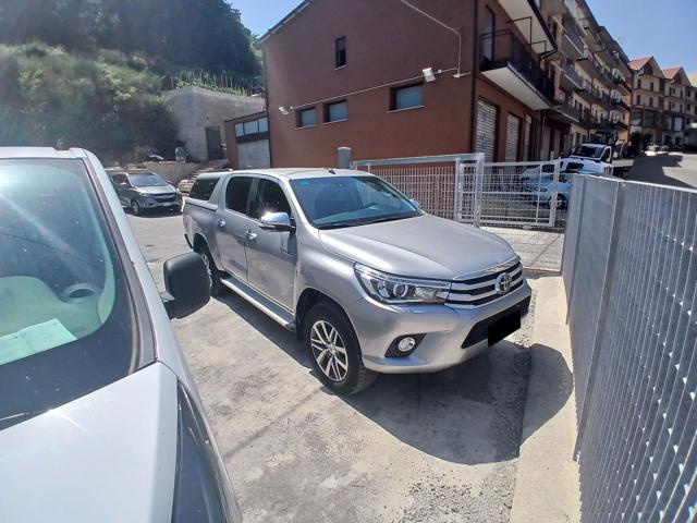 TOYOTA Hilux Grigio chiaro metallizzato