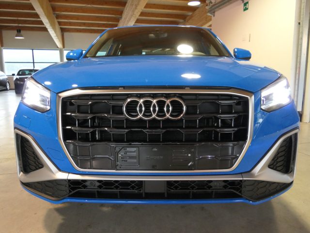 AUDI Q2 Hellblau metallisiert