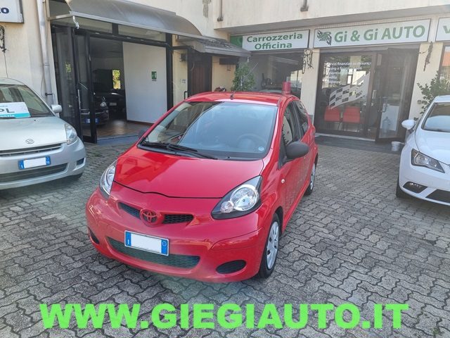 TOYOTA Aygo Rosso pastello