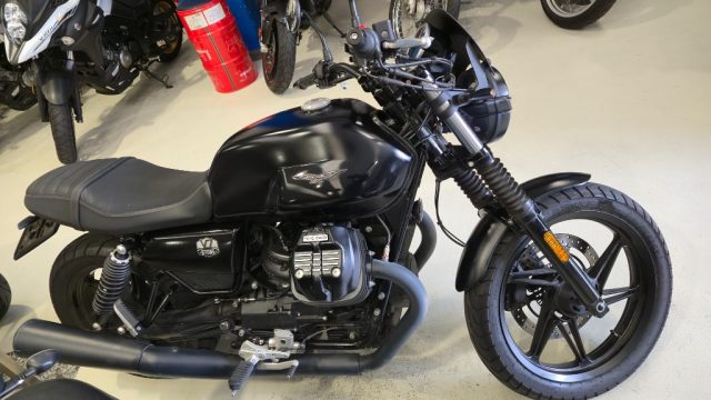 MOTO GUZZI V7 Nero pastello