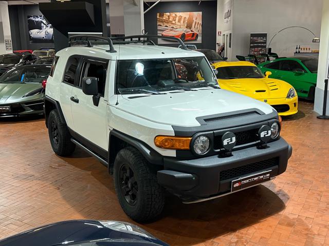 TOYOTA FJ Cruiser Bianco pastello