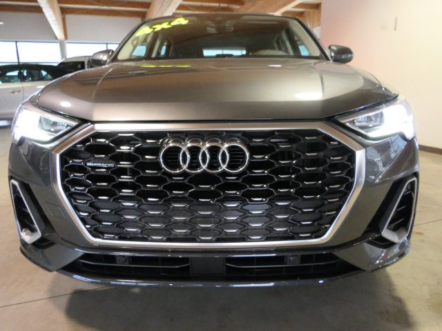 AUDI Q3 Dunkelgrau metallisiert