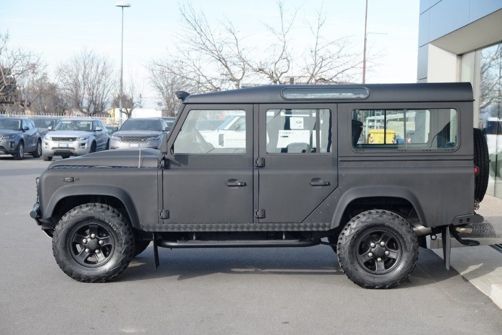 LAND ROVER Defender 110 2.4 TD4 Station Wagon SE NERO OPACO - 2