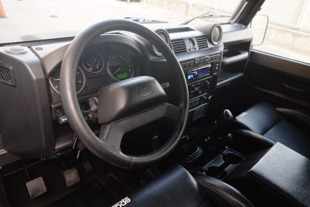 LAND ROVER Defender 110 2.4 TD4 Station Wagon SE NERO OPACO - 10